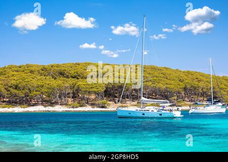 Isola di Pakleni otoci destinazione di vela turchese, arcipelago di Hvar, Croazia Foto Stock