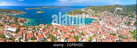 Città di Hvar veduta panoramica aerea, arcipelago della Dalmazia di Croazia Foto Stock