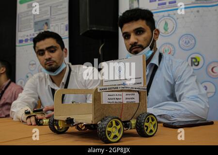 Gaza. 28 settembre 2021. Gli studenti palestinesi dell'Università di al-Azhar mostrano la loro invenzione alla mostra sulla tecnologia medica e le sue applicazioni a Gaza City, il 28 settembre 2021. Credit: Rizek Abdeljawad/Xinhua/Alamy Live News Foto Stock