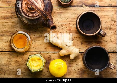 Teiera con tè a base di zenzero, miele e limone. Vitamina, tè curativo Foto Stock