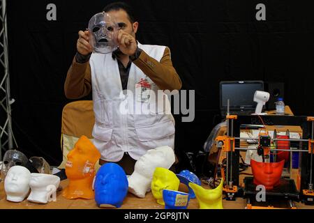 Gaza. 28 settembre 2021. Uno studente palestinese dell'Università di al-Azhar mostra la sua invenzione alla mostra sulla tecnologia medica e le sue applicazioni a Gaza City, il 28 settembre 2021. Credit: Rizek Abdeljawad/Xinhua/Alamy Live News Foto Stock