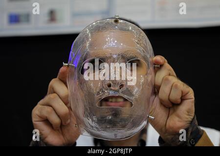 Gaza. 28 settembre 2021. Uno studente palestinese dell'Università di al-Azhar mostra la sua invenzione alla mostra sulla tecnologia medica e le sue applicazioni a Gaza City, il 28 settembre 2021. Credit: Rizek Abdeljawad/Xinhua/Alamy Live News Foto Stock