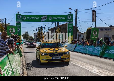 Les Grands Ajoncs; Francia -09 settembre; 2020: Immagine della vettura tecnica gialla di Mavic alla guida durante la tappa 11 di le Tour de France 2020. Foto Stock