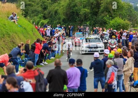 Louverne, Francia - 30 giugno 2021: Il ciclista sloveno Tadej Pogacar del Team UAE Emirates nella maglia Bianca corre durante la tappa 5 (ti individuale Foto Stock