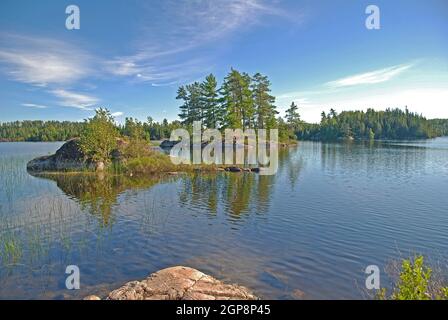 Mattina tranquilla e bella sul lago Saganagons nel parco provinciale di Quetico in Ontario Foto Stock