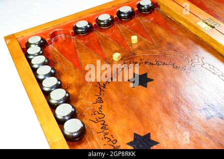 Il Backgammon. Gioco da tavolo con dadi. Il Backgammon fatte a mano Foto Stock