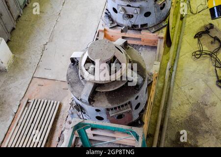 I motori delle pompe di acqua in corrispondenza di una stazione di pompaggio di acqua. Il pompaggio di un sistema di irrigazione dei campi di riso. La camera di controllo e manutenzione di motori elettrici di pompe. Foto Stock