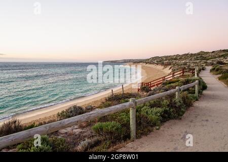 Sentiero lungo Gnarabup Beach - Prevelly, WA, Australia Foto Stock