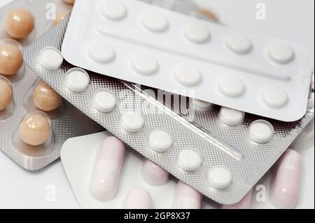 Pillole e compresse in blister Foto Stock