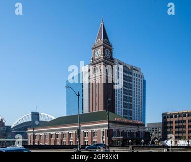 Seattle, WA - USA - 24 settembre 2021: Vista panoramica della storica King Street Station, una stazione ferroviaria Amtrak a Seattle, Washington. Progettato da Foto Stock