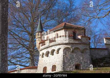 Torre del muro di difesa del castello di Lichtenstein presso l'albo svevo in germania Foto Stock