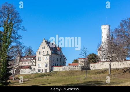 Vista sul fiabesco castello di Lichtenstein presso l'alb svevo in germania Foto Stock