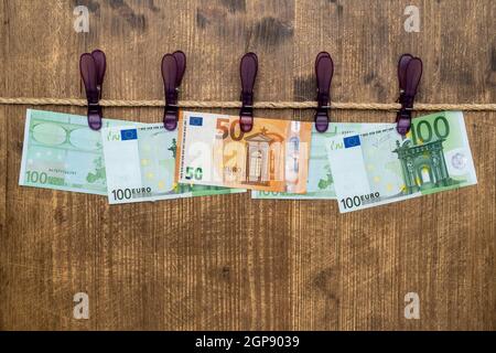 Le banconote in euro appeso a una fune con vestiti perni.Il riciclaggio di denaro concept Foto Stock