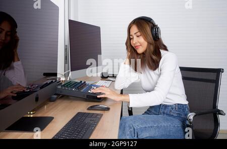 Il tecnico del suono verifica la correttezza del registratore audio prima di iniziare il lavoro. Atmosfera che produce musica in uno studio di registrazione professionale. Foto Stock