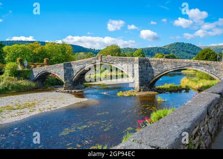 Vista di Pont Fawr (Inigo Jones Bridge) sul fiume Conwy, Llanrwst, Clwyd, Snowdonia, Galles del Nord, Regno Unito, Europa Foto Stock