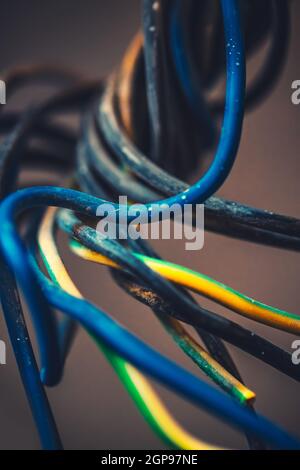 Primo piano Foto su molti fili aggrovigliati. Rete elettrica. Distribuzione delle comunicazioni. Foto Stock