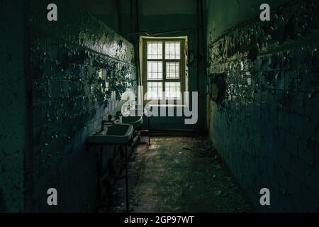 All'interno vecchio asilo per l'insano. Scuri creepy abbandonato ospedale mentale Foto Stock