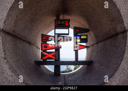 Novorossiysk, Russia - 20 Maggio 2018: il complesso di monumenti per i marinai della rivoluzione. L'iscrizione - sto morendo ma non rinunciare a. Monumen Foto Stock