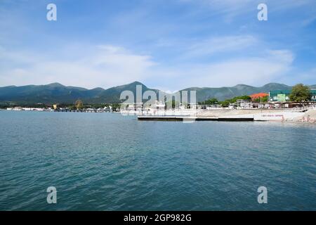 Novorossiysk, Russia - 20 Maggio 2018: Panorama del villaggio di Kabardinka, vicino alla città di Novorossiysk. Foto Stock