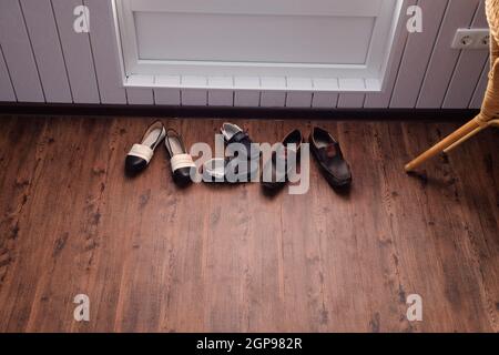 Scarpe vicino alla porta in corridoio. Corridoio di casa. Foto Stock