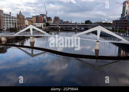 Glasgow, Scozia, Regno Unito. 28 settembre 2021 NELLA FOTO: Il ponte Squiggly di Glasgow, conosciuto anche come il ponte Traqueston, che è un passaggio pedonale che attraversa il fiume Clyde. Credit: Colin Fisher/Alamy Live News. Foto Stock