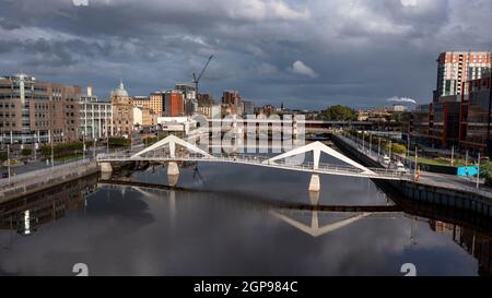 Glasgow, Scozia, Regno Unito. 28 settembre 2021 NELLA FOTO: Il ponte Squiggly di Glasgow, conosciuto anche come il ponte Traqueston, che è un passaggio pedonale che attraversa il fiume Clyde. Credit: Colin Fisher/Alamy Live News. Foto Stock