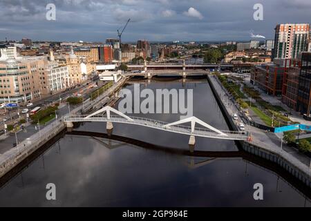 Glasgow, Scozia, Regno Unito. 28 settembre 2021 NELLA FOTO: Il ponte Squiggly di Glasgow, conosciuto anche come il ponte Traqueston, che è un passaggio pedonale che attraversa il fiume Clyde. Credit: Colin Fisher/Alamy Live News. Foto Stock