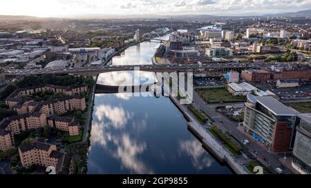 Glasgow, Scozia, Regno Unito. 28 settembre 2021. NELLA FOTO: Come la COP26 Climate Change Conference prevede di iniziare il ponte Kingston a 10 corsie, che ha appena compiuto 50 anni e che attraversa il fiume Clyde, è l'incrocio più trafficato d'Europa, con circa 120,000 veicoli al giorno. L'autostrada M8 è l'arteria principale di Glasgow e anche una causa di inquinamento atmosferico. Credit: Colin Fisher/Alamy Live News Foto Stock