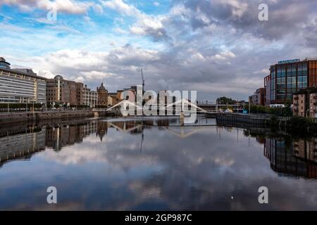 Glasgow, Scozia, Regno Unito. 28 settembre 2021 NELLA FOTO: Il ponte Squiggly di Glasgow, conosciuto anche come il ponte Traqueston, che è un passaggio pedonale che attraversa il fiume Clyde. Credit: Colin Fisher/Alamy Live News. Foto Stock