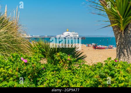 Vista del mare molo e spiaggia di Eastbourne in estate, Eastbourne, East Sussex, Inghilterra, Regno Unito, Europa Foto Stock