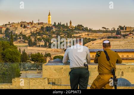 Soldato e polizia al punto di vista del monte tempio vecchia città di jersualem, Foto Stock