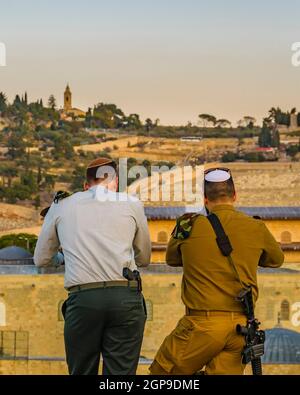 Soldato e polizia al punto di vista del monte tempio vecchia città di jersualem, Foto Stock