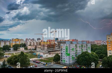 Un fulmine sul complesso residenziale. Tempesta in città. Foto Stock