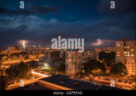 I fulmini di alloggiamento su station wagon. Night Storm nella città. Foto Stock