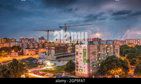I fulmini di alloggiamento su station wagon. Tempesta in città. Foto Stock