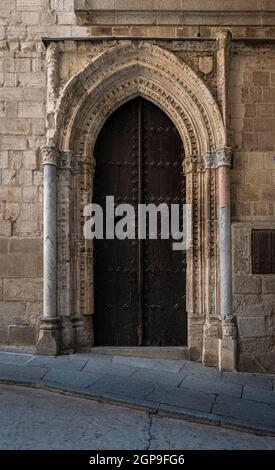 Un'antica porta di legno nella città di Toledo, Spagna Foto Stock