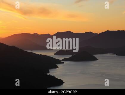 Tramonto sulla pista Queen Charlotte. Foto Stock