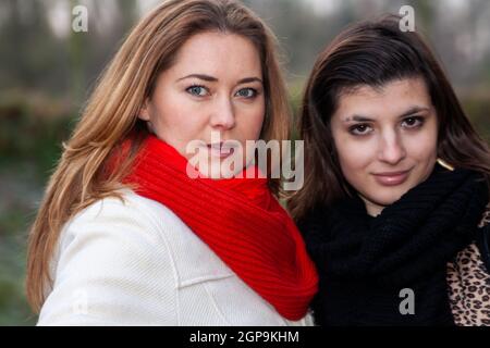 VAALS, POLONIA - 04 novembre 2010: Una donna che indossa una sciarpa rossa e un amico con una giacca in pelle in un parco. Foto Stock