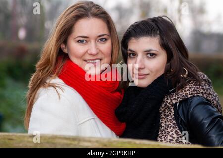 VAALS, POLONIA - 04 novembre 2010: Una donna che indossa una sciarpa rossa e un amico con una giacca in pelle in un parco. Foto Stock