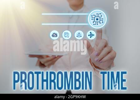 Segno di testo che mostra il tempo di protrombina. Internet Concept valuta la tua capacità di formare adeguatamente coaguli di sangue Lady Holding Tablet premendo su virtuale Foto Stock