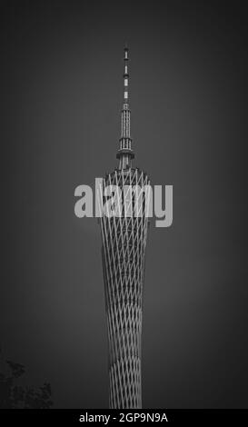 Il cantone di TV Tower stand alone contro il cielo blu sullo sfondo con bolla di tram sulla parte superiore. Guangzhou.edificio più alto punto di riferimento in Cina Foto Stock