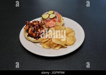 Delizioso cheeseburger con tutti i fissaggi su un panino Foto Stock