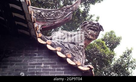 Primo piano di una scultura di leone di drago decorare su un tetto di una vecchia architettura di tradizione cinese a Shawan antica città Guangzhou Cina Foto Stock