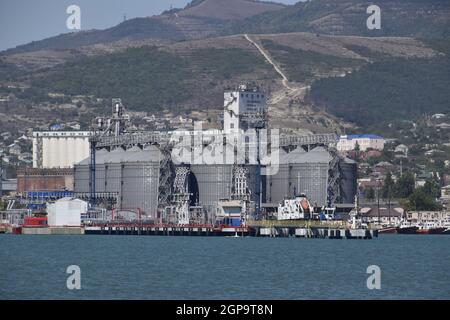 Novorossiysk, Russia - 9 Settembre 2016: Portside impianto per lo stoccaggio, l'asciugatura e la manipolazione di grano. Porta dell'infrastruttura del trasporto merci internazionale di Porto marittimo Foto Stock