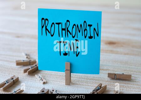 Segno di testo che mostra il tempo di protrombina. Business idea valutare la vostra capacità di formare adeguatamente coaguli di sangue pezzo di bianco quadrato Nota circondato da Foto Stock