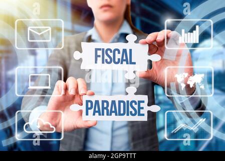 Cartello con la scritta Fiscal Paradise. Business showcase Imposta sullo sviluppo tassi di tassazione per gli investitori stranieri Business Woman Holding Jigsaw Puzzle Foto Stock