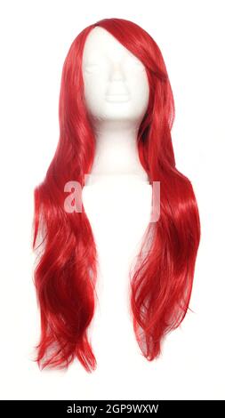 Red ANIME Style Wig su testa manichino isolata su bianco sfondo Foto Stock