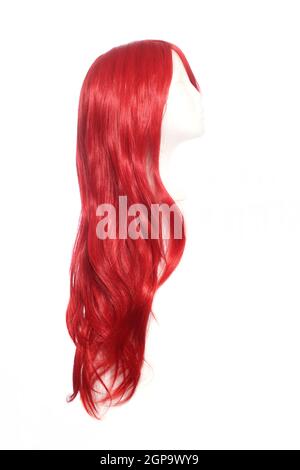 Red ANIME Style Wig su testa manichino isolata su bianco sfondo Foto Stock