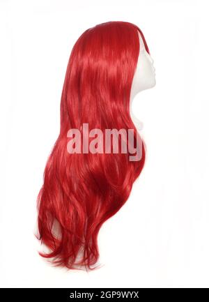 Red ANIME Style Wig su testa manichino isolata su bianco sfondo Foto Stock