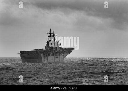 210913-M-ON629-1029 MARE ARABICO DEL NORD (DAL 13, 2021) la nave d'assalto anfibio USS Essex (LHD 2), è visto transitare il Mare Arabico dalla nave di sbarco anfibio USS Pearl Harbor (LSD 52). Pearl Harbor e l'undicesima unità Marine Expeditionary Unit (MEU) sono dislocate nell'area della 5th Fleet degli Stati Uniti di operazioni a sostegno delle operazioni navali per garantire la stabilità e la sicurezza marittima nella regione centrale, collegando il Mediterraneo e il Pacifico attraverso l'Oceano Indiano occidentale e tre punti di arresto strategici. (STATI UNITI Illustrazione di Marine Corps di Sgt. Seth Rosenberg) (questa immagine era c Foto Stock